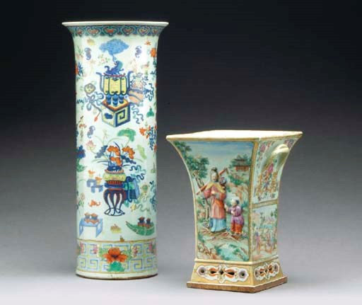 A CHINESE EXPORT PORCELAIN BOUGH POT AND UMBRELLA STAND,
