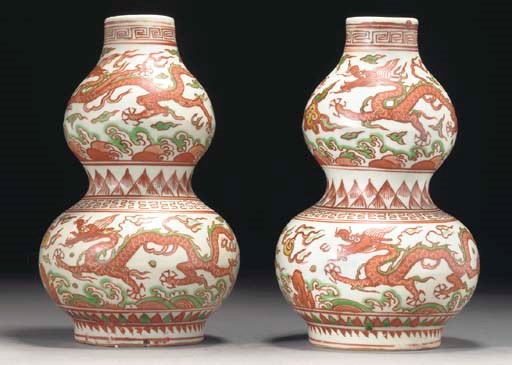 A pair of Chinese wucai gourd vases, 19th Century