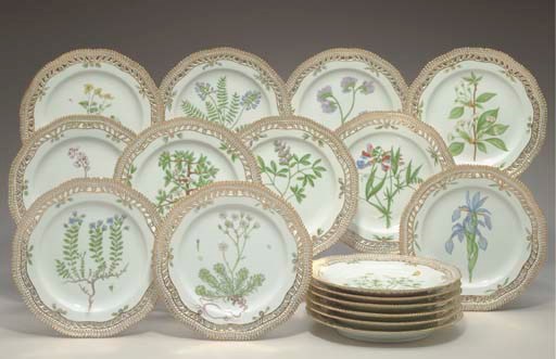 SEVENTEEN ROYAL COPENHAGEN 'FLORA DANICA' RETICULATED DINNER PLATES