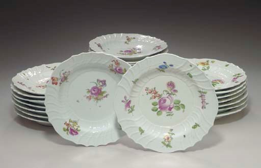 TWENTY-FOUR VIENNA DINNER PLATES