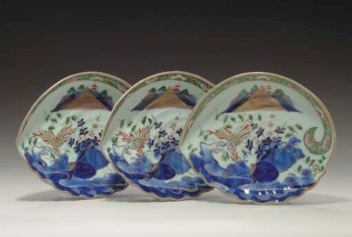 THREE JAPANESE ARITA PORCELAIN SHELL DISHES