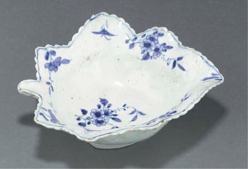 A Worcester blue and white leaf-moulded dish