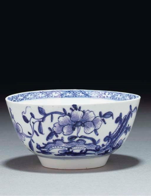 A Lowestoft blue and white small bowl