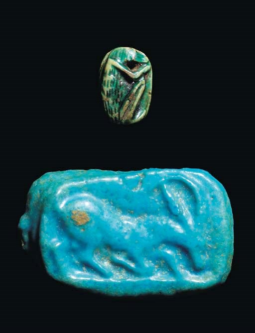 AN EGYPTIAN TURQUOISE FAIENCE SCARABOID