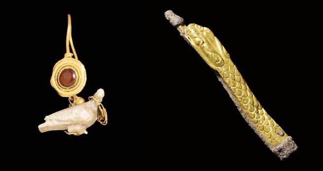 A HELLENISTIC GOLD EARRING WITH PENDANT BIRD