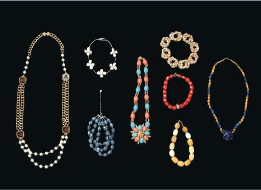 AN ASSEMBLED GROUP OF COSTUME JEWELRY NECKLACES,