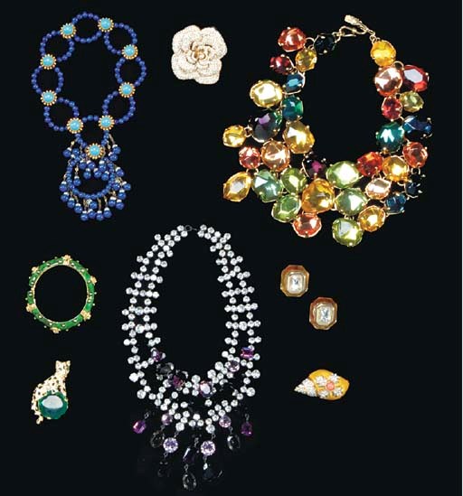 AN ASSEMBLED GROUP OF COSTUME JEWELRY EARCLIPS, BRACELETS, BROOCHES AND RINGS,