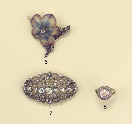 AN ANTIQUE ROSE-CUT DIAMOND BROOCH
