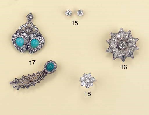 AN ANTIQUE DIAMOND FLOWER BROOCH