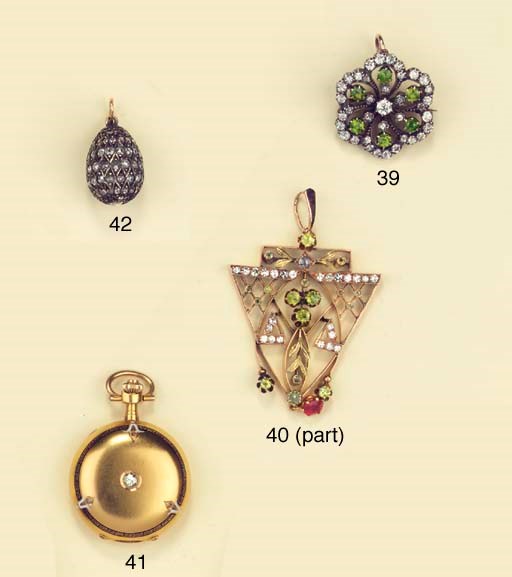 AN ANTIQUE GOLD, ENAMEL AND DIAMOND KEYLESS PENDANT WATCH