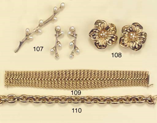A CULTURED PEARL BROOCH WITH EARCLIPS AND A PENDANT
