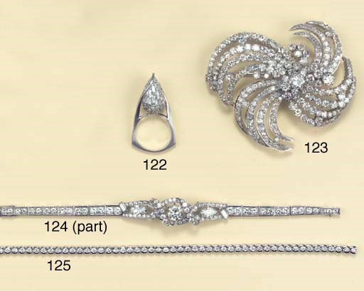 A DIAMOND SPRAY BROOCH