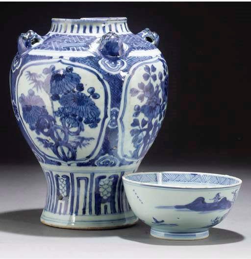 A late Ming blue and white baluster vase