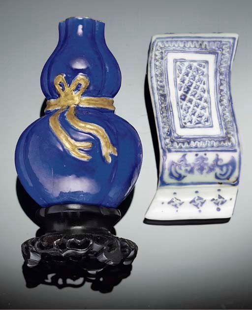A Chinese blue glazed double gourd trefoil vase, 19th century