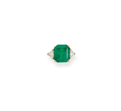 AN EMERALD AND DIAMOND RING