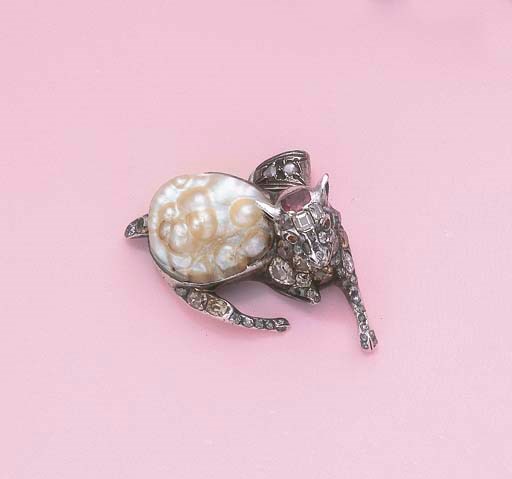 PENDENTIF AGNEAU PERLE ET DIAMANTS