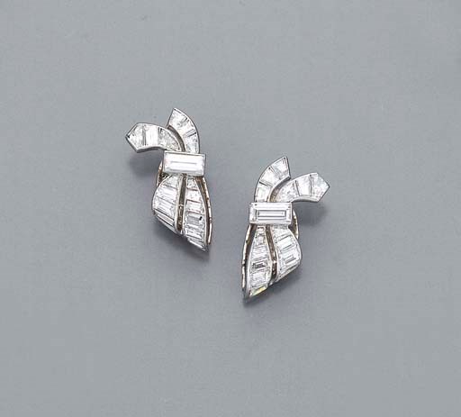 PAIRE DE CLIPS D'OREILLES DIAMANTS, PAR VAN CLEEF & ARPELS