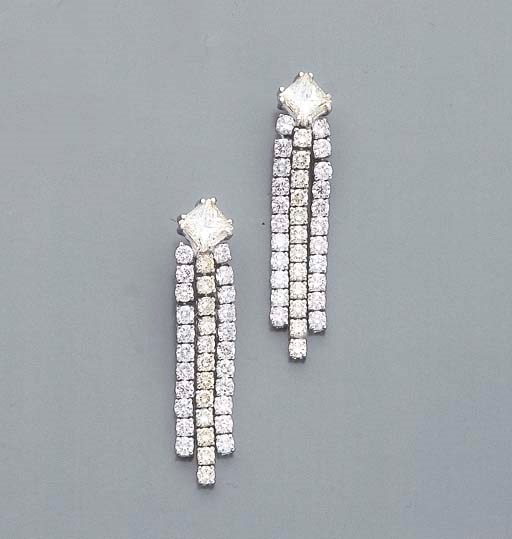 PAIRE DE PENDANTS D'OREILLES DIAMANTS