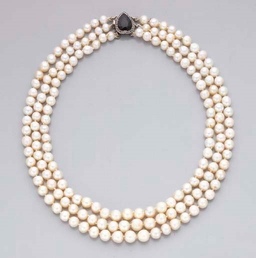 COLLIER DE PERLES DE CULTURE, SAPHIR ET DIAMANTS