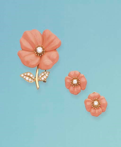 BROCHE ET PAIRE DE CLIPS D'OREILLES CORAIL ET DIAMANTS