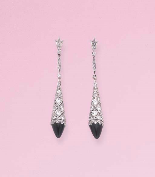 PAIRE DE PENDANTS D'OREILLES ART DECO SAPHIRS ET DIAMANTS