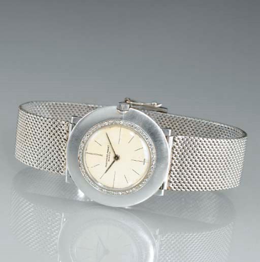 AUDEMARS PIGUET. A FINE PLATINUM AND DIAMOND-SET WRISTWATCH WITH BRACELET