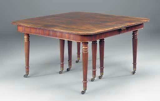 A REGENCY MAHOGANY EXTENDING DINING TABLE