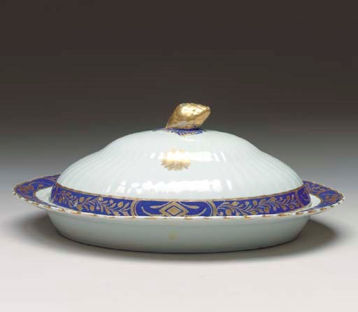 A CHINESE EXPORT PORCELAIN AMERICAN MARKET VEGETABLE DISH AND COVER,