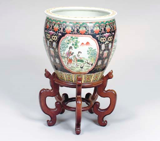 A PAIR OF CHINESE EXPORT FAMILLE ROSE PORCELAIN FISH BOWLS,