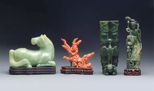 A GROUP OF HARDSTONE AND CORAL TABLE OBJECTS,