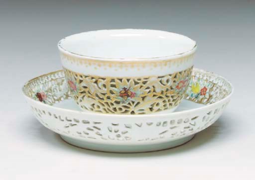 A SET OF THREE CHINESE EXPORT PORCELAIN TEABOWLS AND SAUCERS,