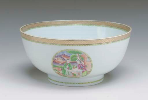 A PAIR OF CHINESE EXPORT PORCELAIN FAMILLE ROSE BOWLS,