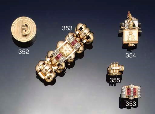 A 9ct. gold pill box by Cartier