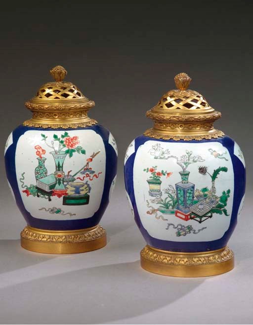 PAIRE DE POTS-POURRIS DE STYLE LOUIS XVI
