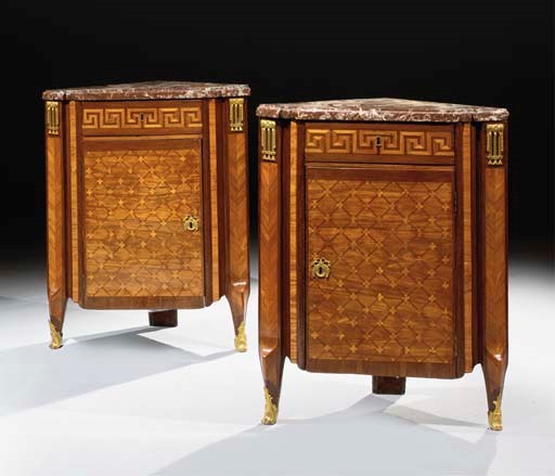 PAIRE D'ENCOIGNURES D'EPOQUE LOUIS XVI