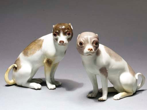 DEUX CHIENS EN PORCELAINE DE MEISSEN DU XVIIIème SIECLE