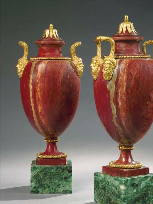 PAIRE DE VASES COUVERTS DE LA FIN DU XVIIIEME SIECLE