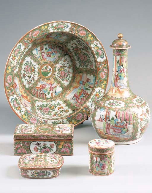 CINQUE OGGETTI IN PORCELLANA, CANTON, CINA, FINE SECOLO XIX,