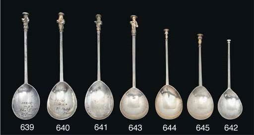 A 17TH CENTURY SILVER SEAL TOP SPOON