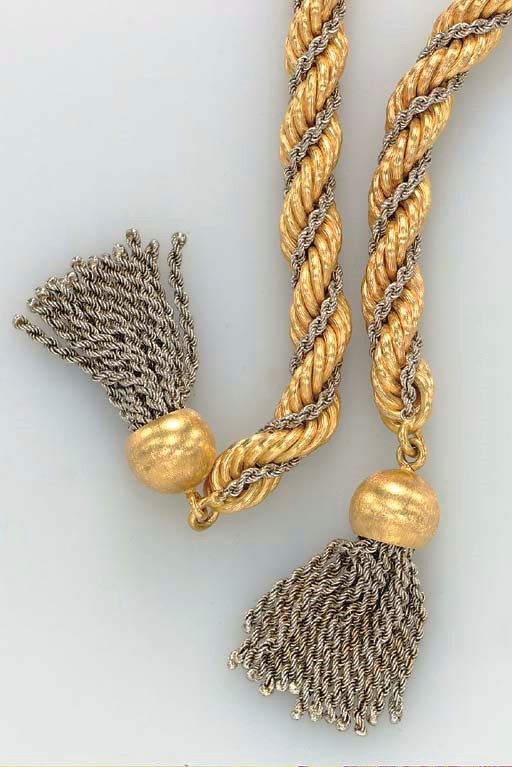 A BICOLORED GOLD NEGLIGEE