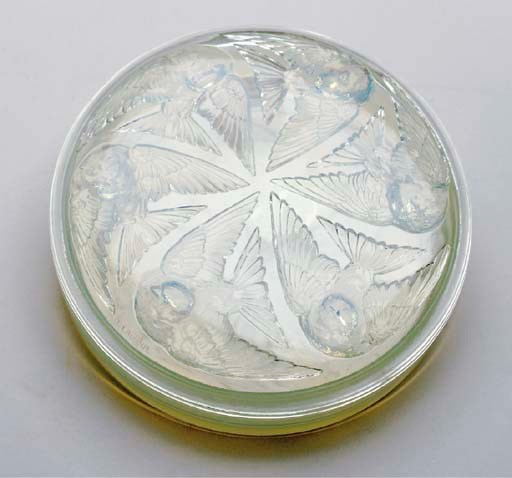 'MESANGES,' A LALIQUE CIRCULAR OPALESCENT GLASS BOX,