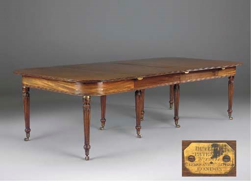 A REGENCY MAHOGANY EXTENDING DINING TABLE
