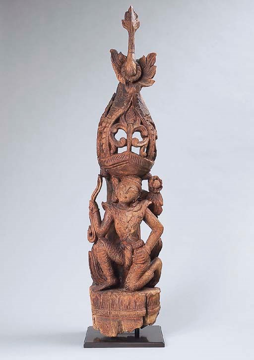 DEUX ELEMENTS EN BOIS SCULPTE