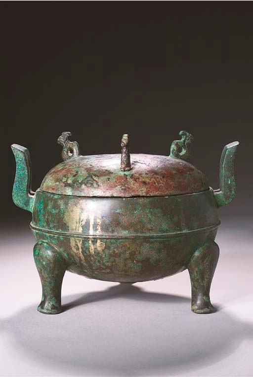 VASE TRIPODE COUVERT EN BRONZE (DING)