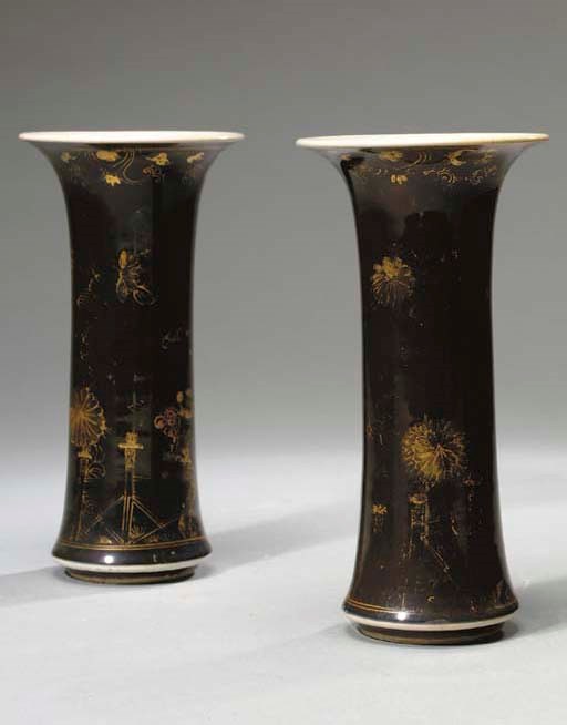 PAIRE DE VASES CORNET