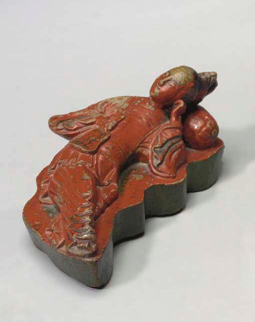 STATUETTE DE FEMME ALLONGEE