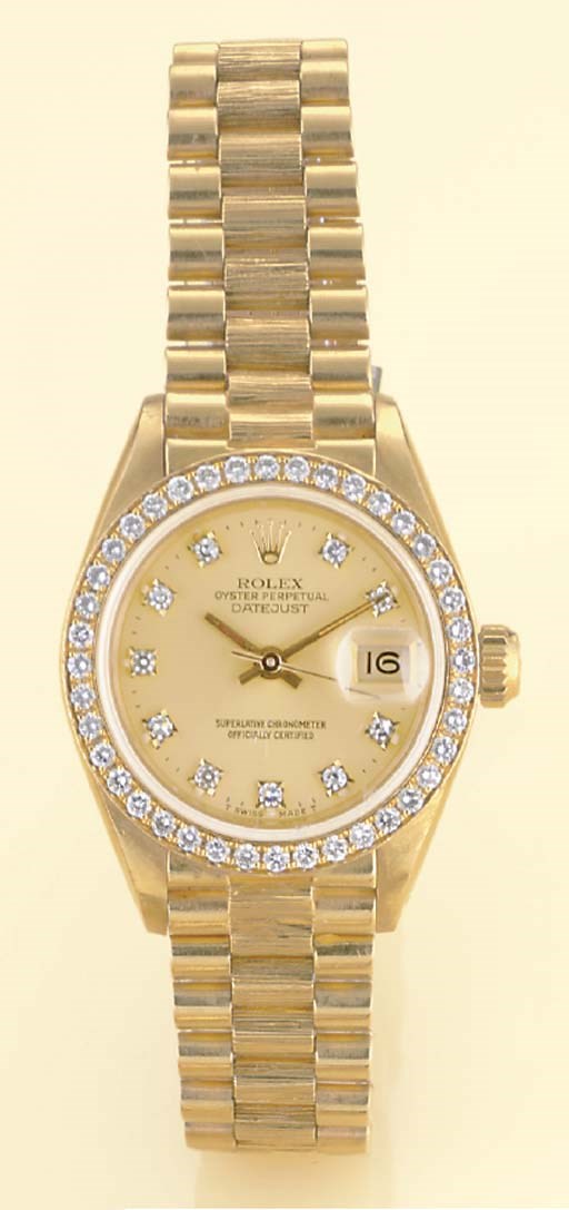 ROLEX. A LADY'S 18K GOLD AND DIAMOND AUTOMATIC WRISTWATCH WITH DATE AND BRACELET