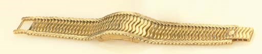 PATEK PHILIPPE. A LADY'S 18K GOLD BRACELET WATCH WITH CONCEALED DIAL