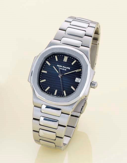 PATEK PHILIPPE. A MID-SIZE STAINLESS STEEL CENTER SECONDS BRACELET WATCH WITH DATE