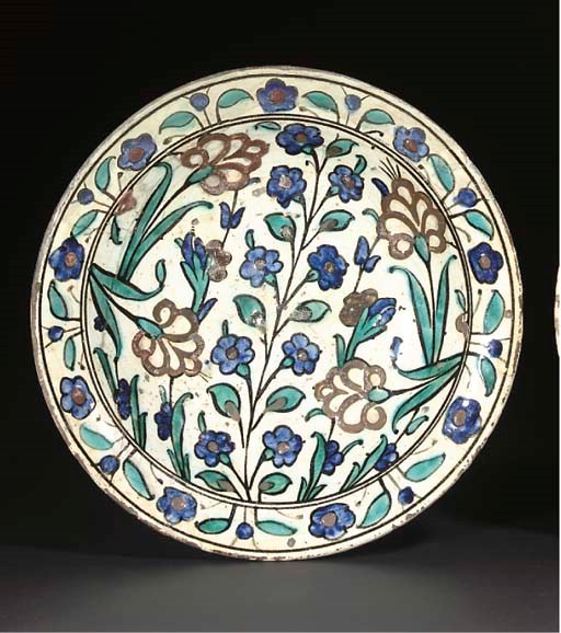 AN OTTOMAN IZNIK GLAZED POTTERY DISH, TURKEY, 17TH CENTURY